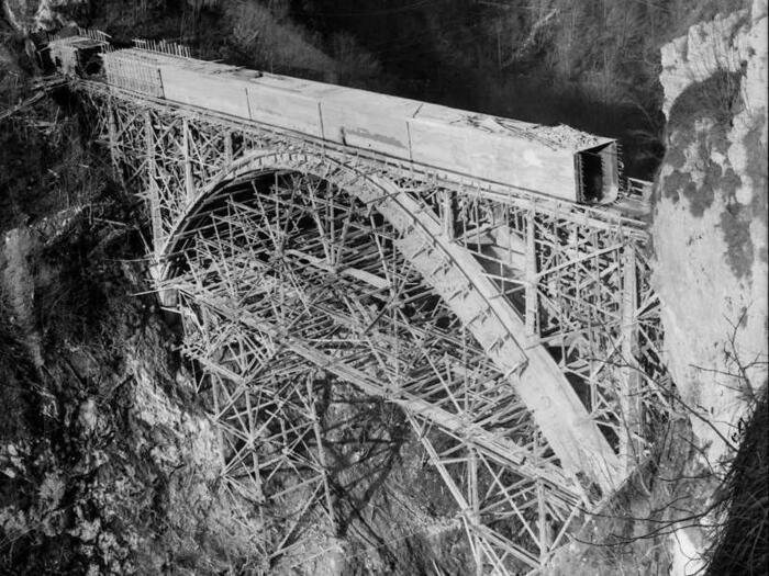 Fine anni '20 costruzione del ponte canale sul torrente Cismon