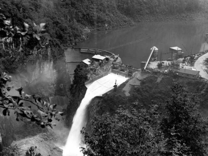 1963 vista sulla diga in via di ultimazione