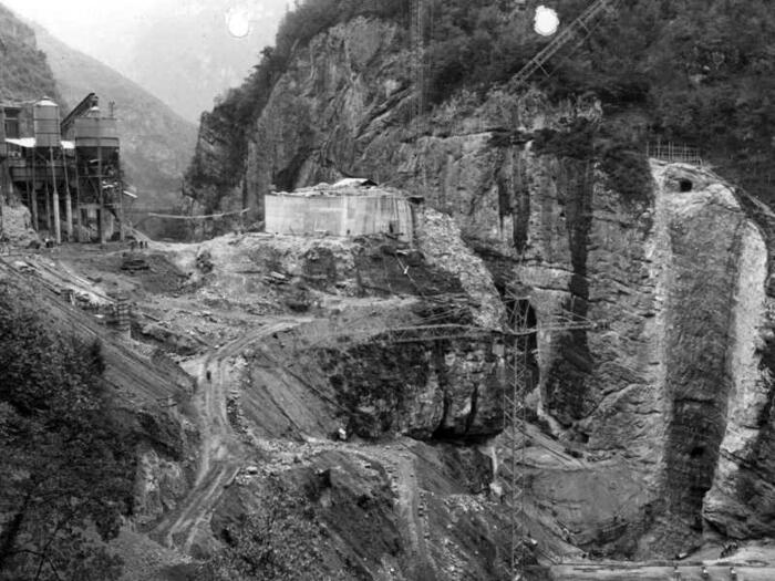 1961 vista sul cantiere con scavi in roccia per alloggiamento diga