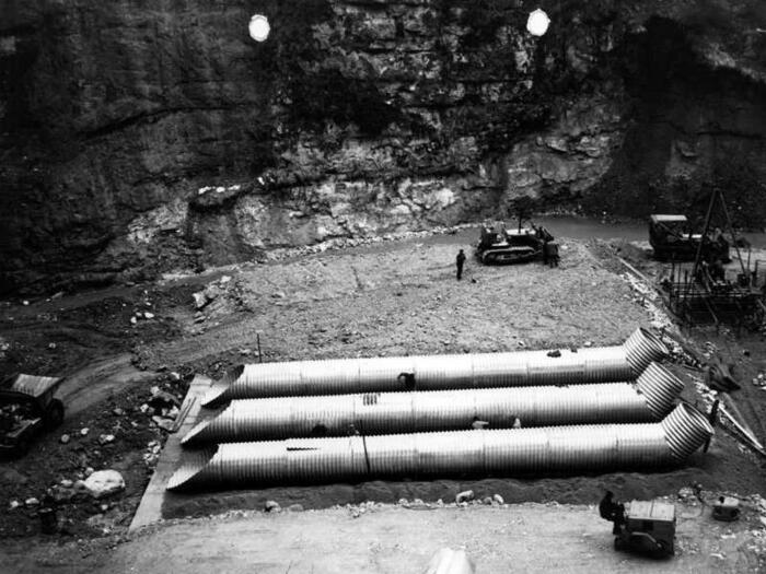 1961 posizionamento tubazioni sul letto del torrente Cismon