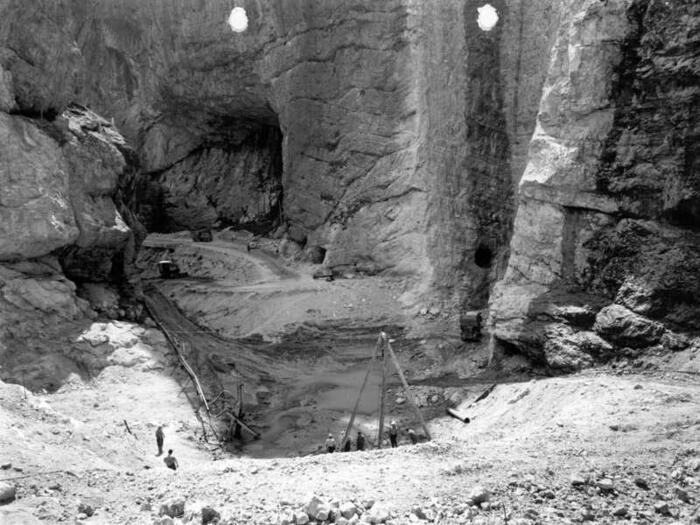 1961 scavi sul greto del torrente Cismon dove sarà realizzata la diga