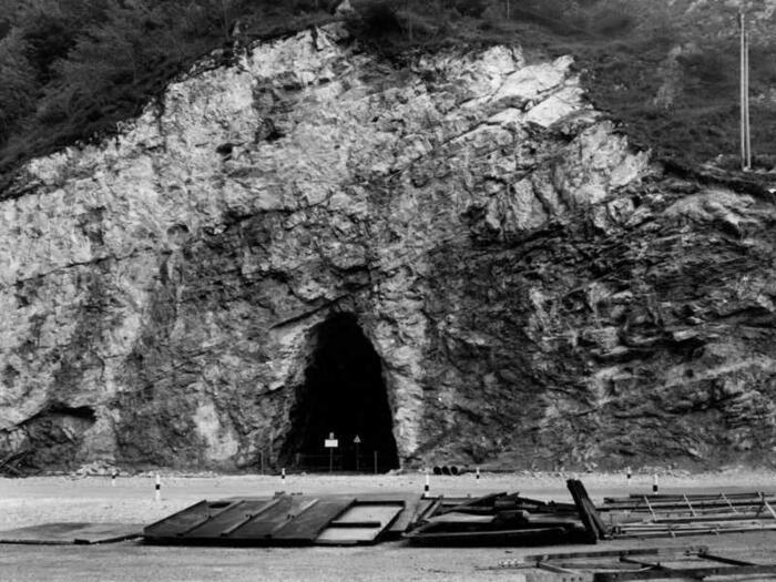 1961 portale della caverna che ospita la centrale