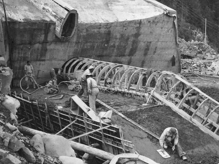 1952 costruzione dei cunicoli interni alla diga