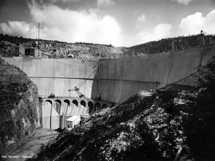 1953 la diga in fase di completamento