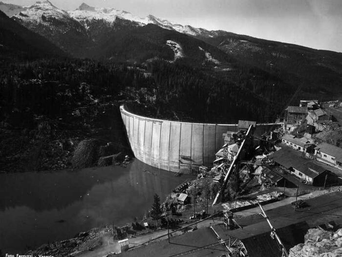1953 la diga in fase di completamento