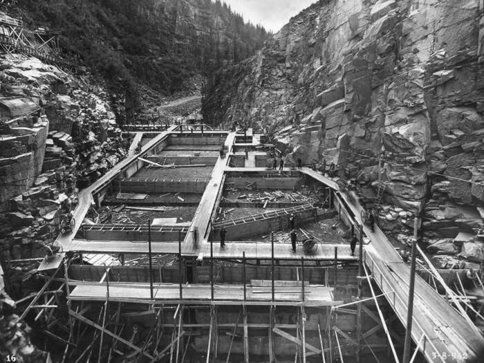 1942 il basamento a fondo della diga