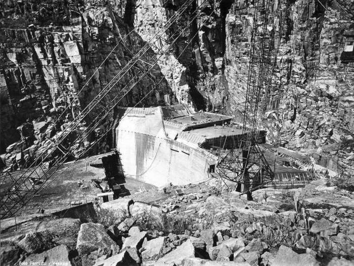 1951 vista sulla parte bassa della diga in costruzione